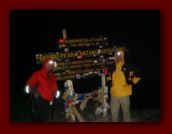Om 06.01 bereiken we Uhuru Point, 5.895 meter. We zijn doodop.